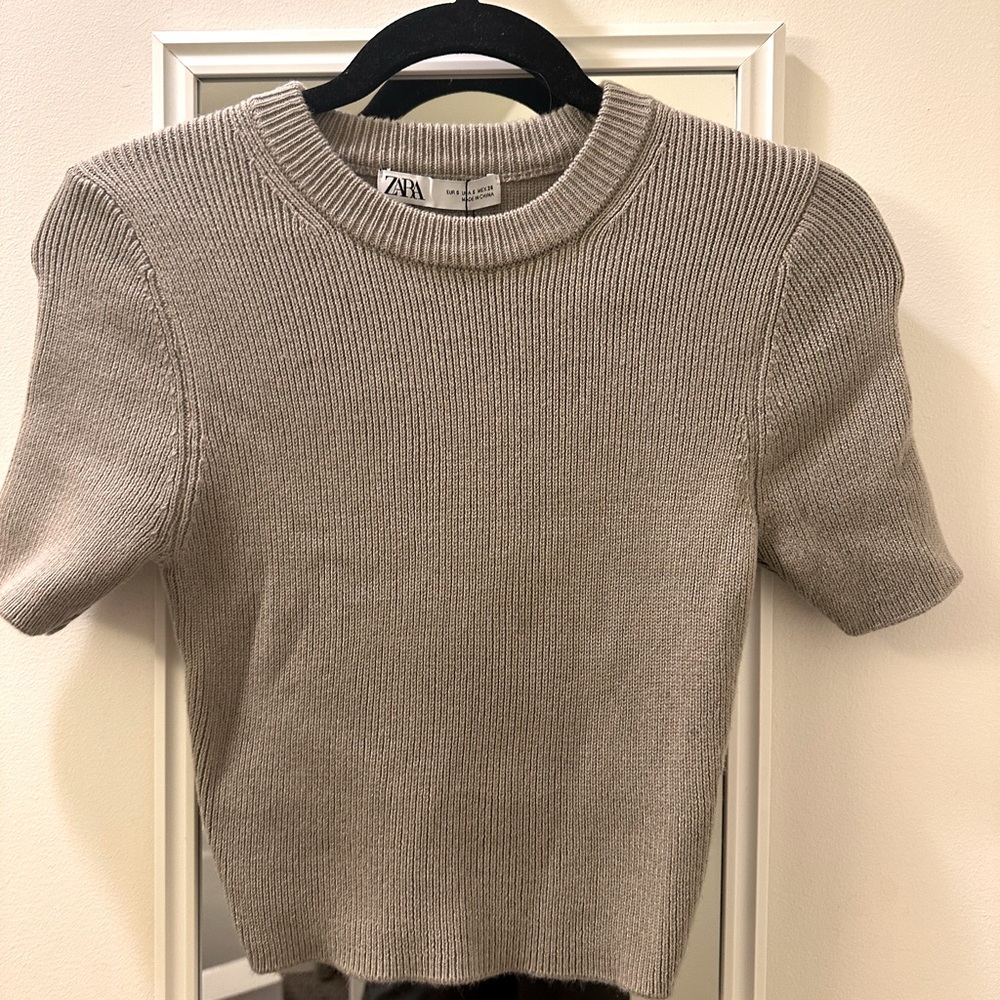 Brand New Zara knit short sleeve sweater in gray.